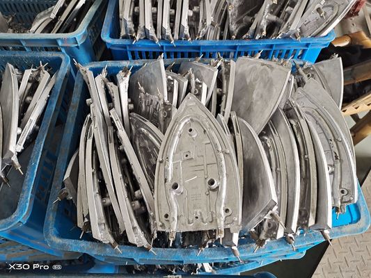 App-gecontroleerde huishoudelijke elektrische ijzeren zolenplaat gelijkmatige warmteverdeling