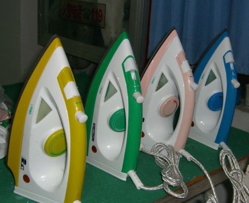 Snelverwarmend elektrisch ijzer met 1,5 m kabellengte en 0,5 min opwarmtijd